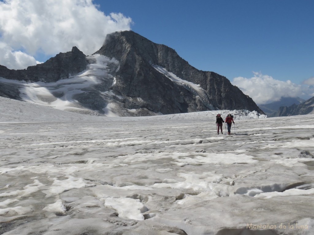 Luis y Olga entre el Glaciar Galmi y el Studer con el Wasenhorn detrás